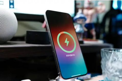 赛罕苹果15换屏服务分享用什么充电器给iPhone15充电更好 